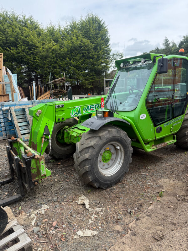  Front and side view of the commercial vehicle.